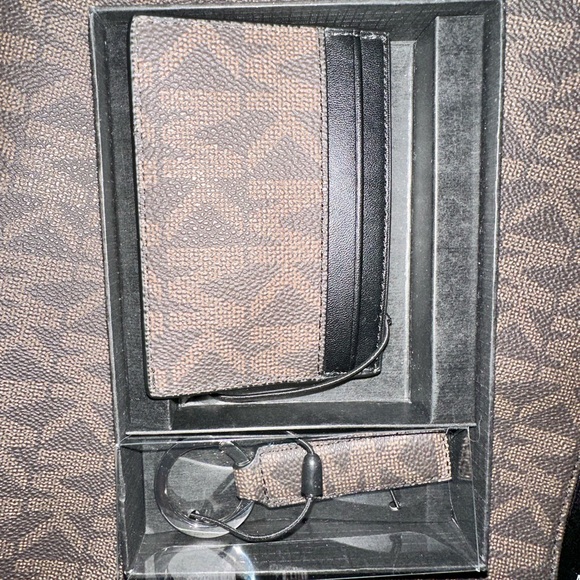 Micheal Kors Men’s cross body w/ card holder & keychain - Picture 3 of 6